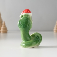 Сувенир керамика "Зелёная кобра в новогоднем колпаке" 4х6х8 см
