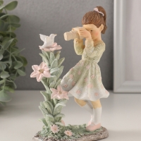 Сувенир полистоун "Малышка фотографирует птичку" зелёный 10,5х6х15,5 см