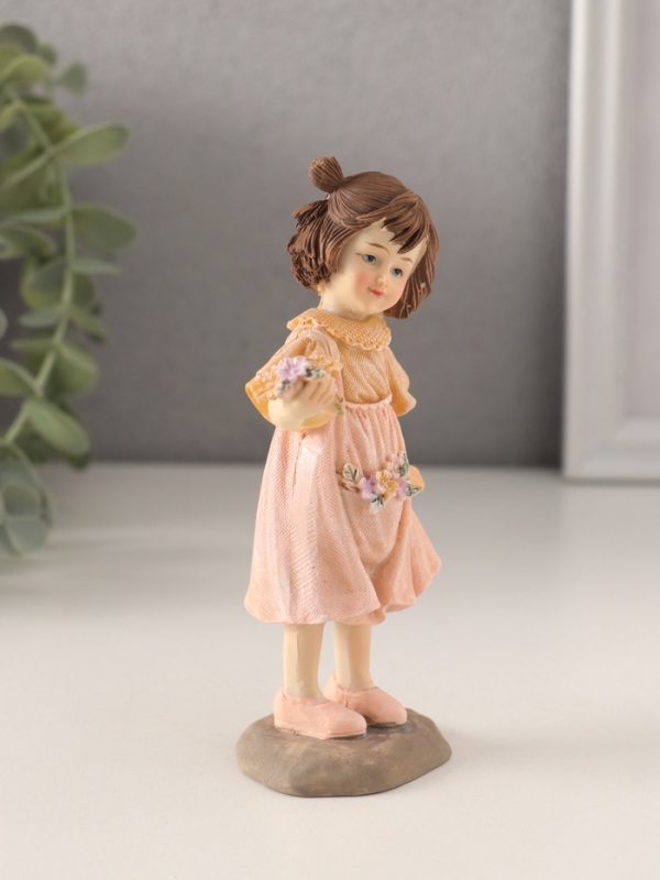 Сувенир полистоун "Малышка в платье с цветами в кармашке" 6,5х4х12,5 см