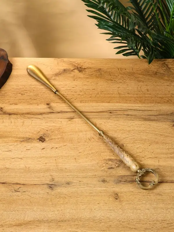 Ложка для обуви &laquo;Венок&raquo;, 54 см, латунь, манговое дерево