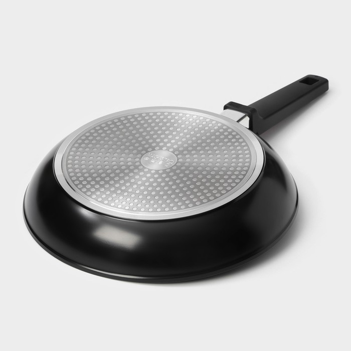 Сковорода Magistro Flame, d=28 см, h=5 см, ручка soft-touch, антипригарное покрытие, индукция, цвет чёрный
