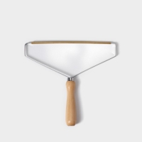 Щётка скребок для удаления шерсти и катышков с ковров и мебели Доляна, лакированная ручка, 25&times;23 см