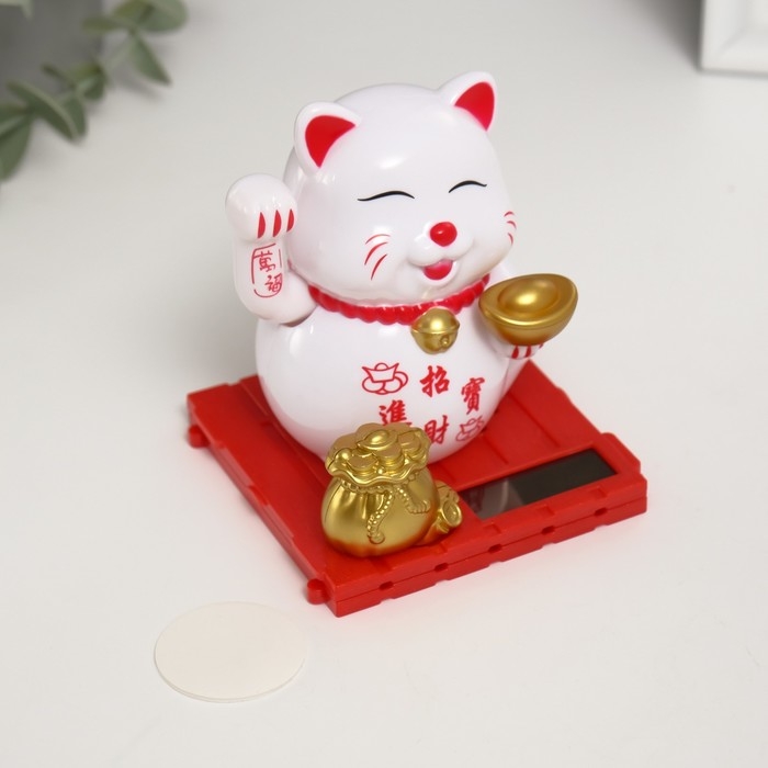 Маятник пластик "Белый Манэки-нэко со слитком Ямб" 8х8х8,5 см