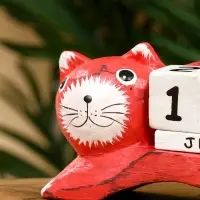 Календарь настольный "Кошка" дерево 13х4х10 см, цв. красный