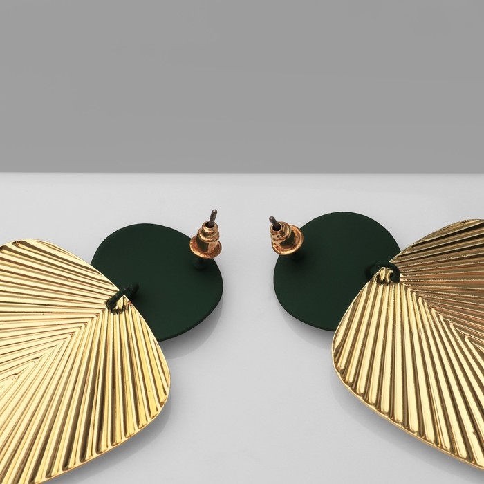 Серьги металл &laquo;Геометрия&raquo; линии, цвет золотой в тёмно-зелёном