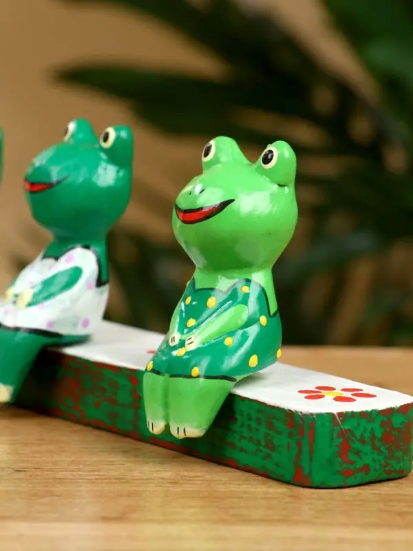 Сувенир "Лягушата на скамейке" дерево 18х4х7 см