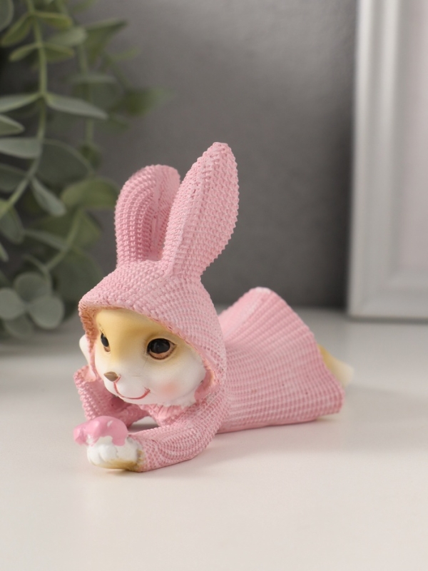 Сувенир полистоун "Зайка в вязаном розовом платьице, смотрит на сердечко" 12,5х5,5х8 см