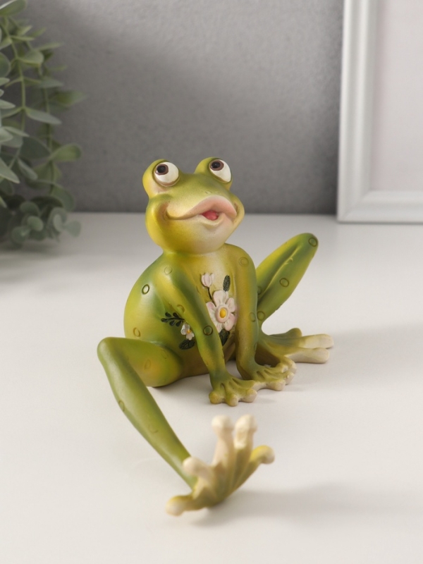 Сувенир полистоун "Лягушонок строит глазки, с цветами на животике" 22х9х10,5 см
