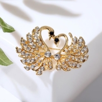 Брошь &laquo;Лебеди парочка&raquo;, цвет белый в золоте