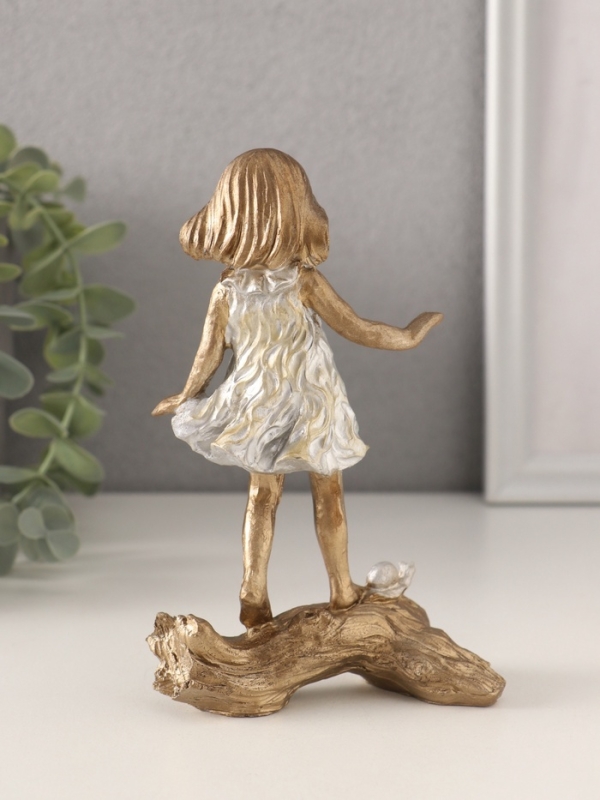 Сувенир полистоун "Малышка с улиткой на коряге" бронза с серебром 9,5х4,5х15 см