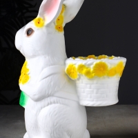 Фигура "Зайка с корзинкой кашпо" 15х25х38 см