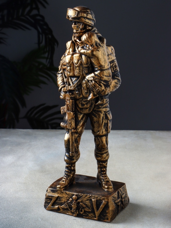 Фигура СВО "Солдат с ребенком на руках" 34х13х11 см