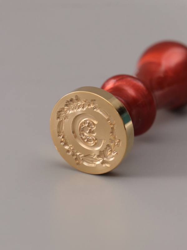 Печать для сургуча с пластиковой ручкой "Венок с буквой C" 2,5х2,5х6,3 см