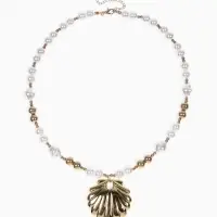 Кулон на жемчужных бусах "Ракушка", цвет белый в золоте