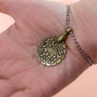 Резак для ниток, с цепочкой на руку, 3 &times; 4.5 см, цвет бронзовый