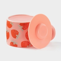 Кружка керамическая с силиконовой крышкой Доляна &laquo;Клубника&raquo;, 350 мл, цвет красный