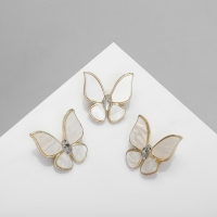 Брошь &laquo;Бабочка&raquo; нежность, цвет белый в золоте (неделимая фасовка 12 шт., цена за шт.)