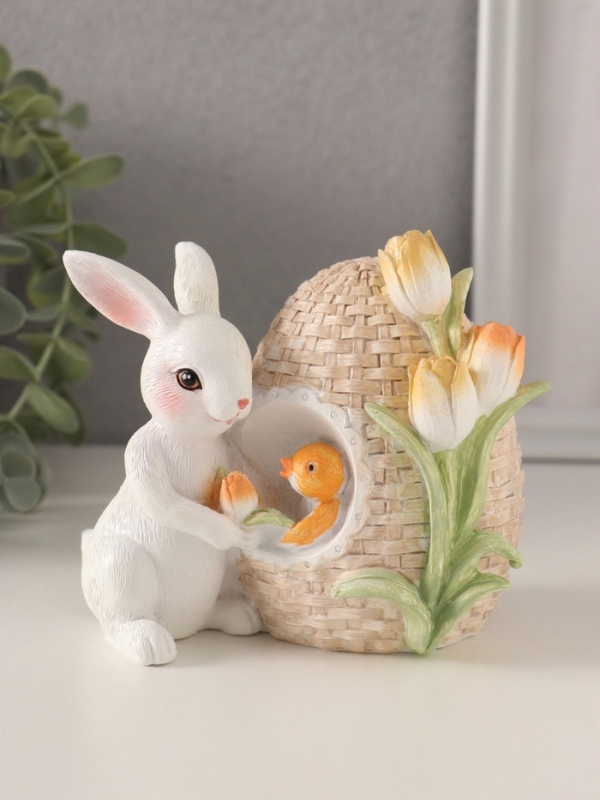 Сувенир полистоун "Кролик с цыплёнком в плетённом яйце с тюльпанами" 12х9х11 см