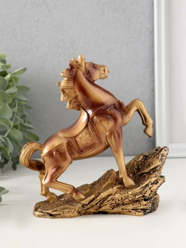 Сувенир полистоун "Рыцарский конь на скале" под бронзу 15,5х6х16 см