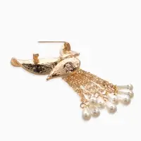 Брошь "Птица с жемчужным хвостом", цвет белый в золоте