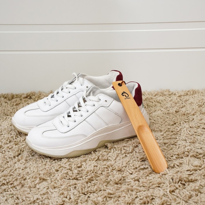 Ложка для обуви Доляна, с петелькой, деревянная, 23&times;3,5 см, цвет бежевый