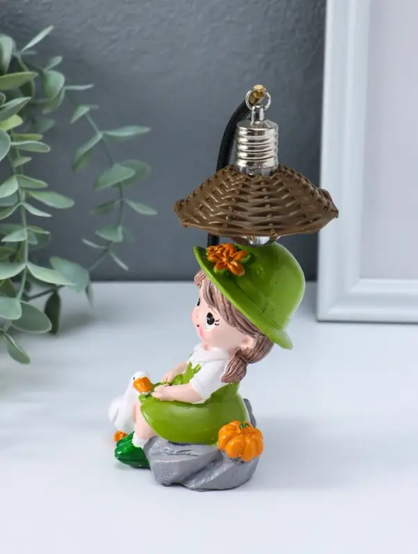 Сувенир полистоун свет "Малышка в шляпке, с гусём" зелёный 3хAG3 5,5х7х17 см