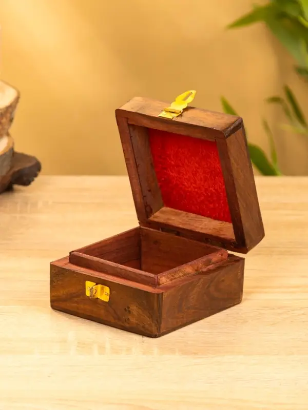 Шкатулка квадратная  с замочком латунь 10х10х6 см, дерево шишам