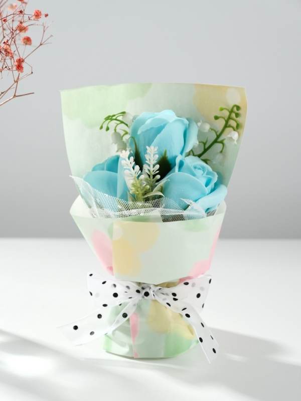 Букет из мыльных лепестков "Розы в подарочной коробке" голубой 7,5х13,8х20,5 см