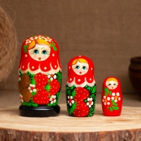 Матрёшка &laquo;Земляничка&raquo;, красный платок, 3 кукольная, 10-12 см