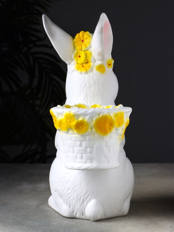 Фигура "Зайка с корзинкой кашпо" 15х25х38 см