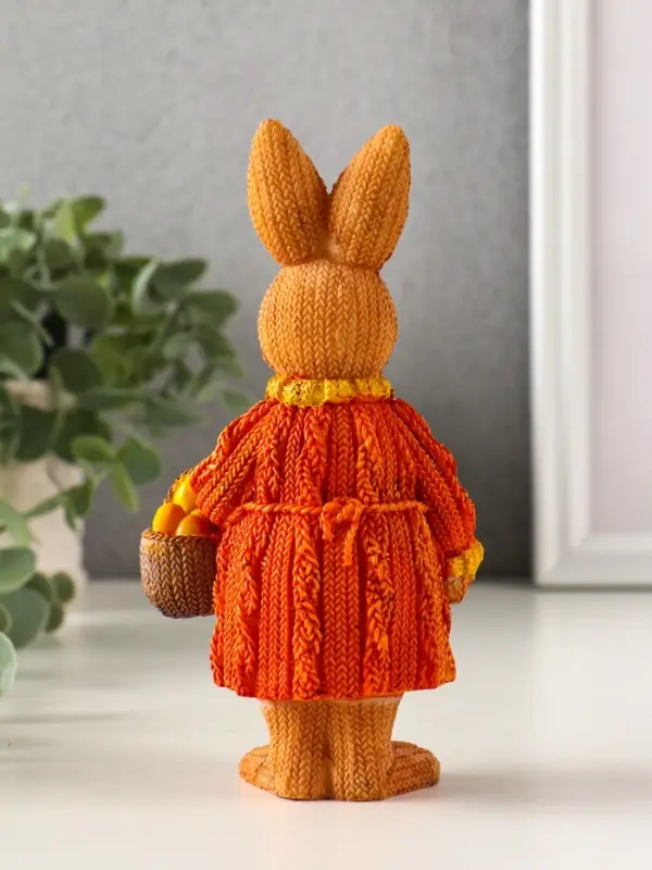 Сувенир полистоун "Зайка в вязанном платье с корзиной яиц" 5,5х8,2х16 см