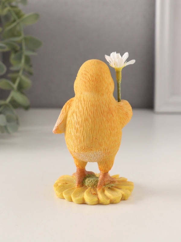 Сувенир полистоун "Цыплёнок с ромашкой" 5,5х5,5х10 см