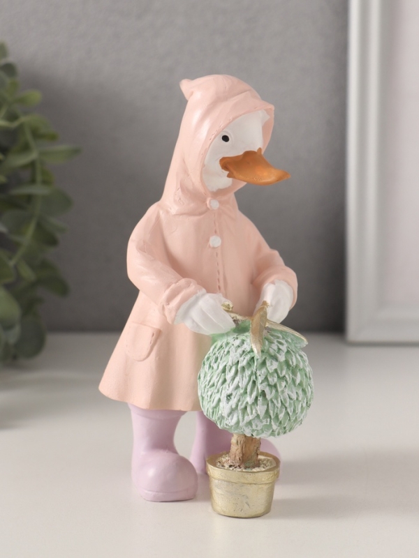 Сувенир полистоун "Утка в дождевике стрижёт цветок" 9х6,5х14,5 см