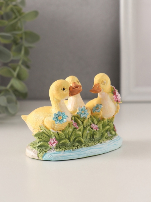 Сувенир полистоун "Утята в пруду с цветами" 9х5,5х6,5 см