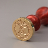 Печать для сургуча с пластиковой ручкой "Венок с буквой X" 2,5х2,5х6,3 см