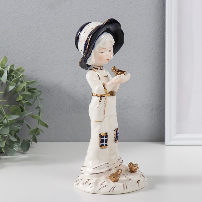 Сувенир керамика "Девочка с птичкой в ладошках, в шляпке" кобальт 9,5х9,7х22 см