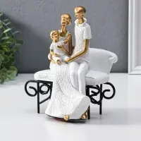 Сувенир полистоун "Родители с малышом на диванчике" бело-золотой 12,5х18х22,5 см