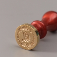 Печать для сургуча с пластиковой ручкой "Венок с буквой D" 2,5х2,5х6,3 см