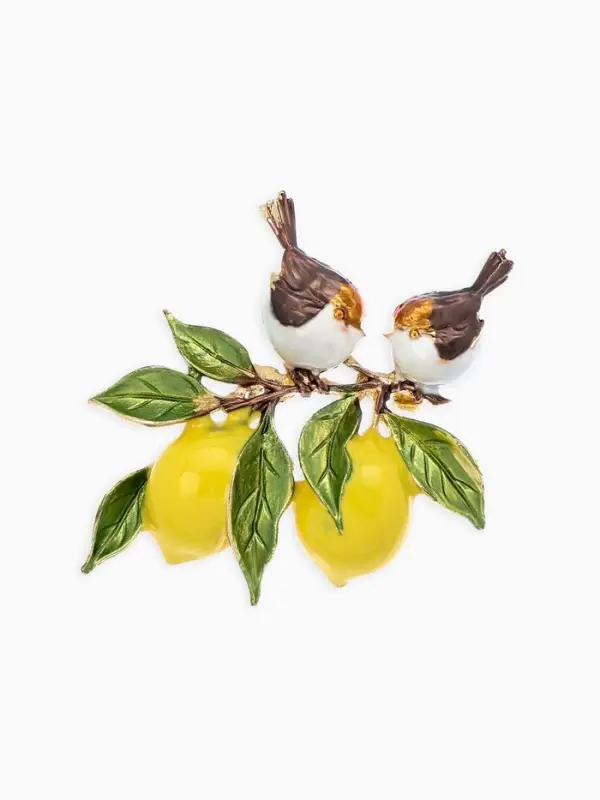 Брошь "Воробьи на ветке лимона", цветная в золоте