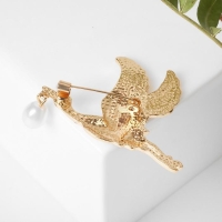 Брошь &laquo;Аист&raquo; с жемчугом, цветной в золоте