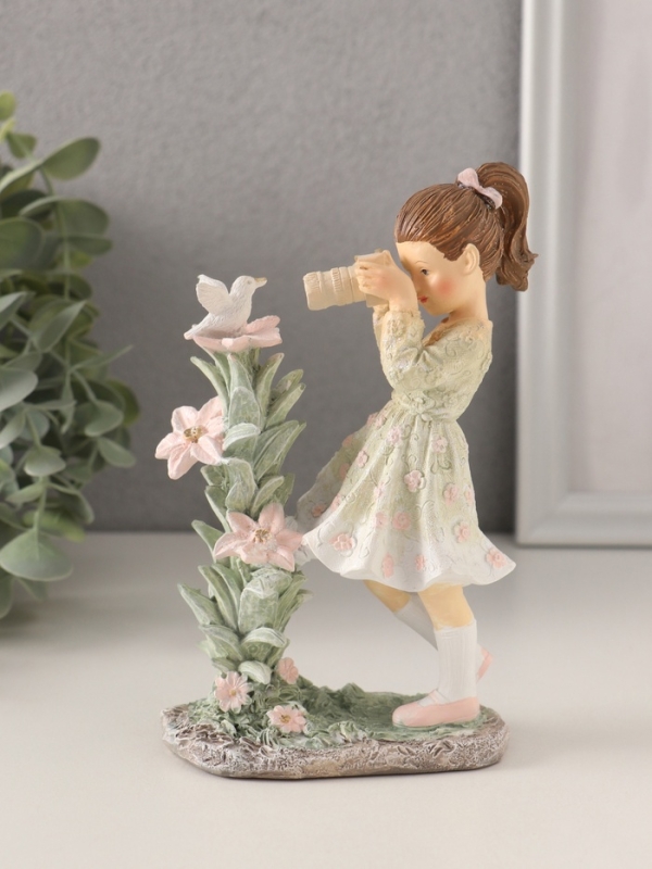 Сувенир полистоун "Малышка фотографирует птичку" зелёный 10,5х6х15,5 см