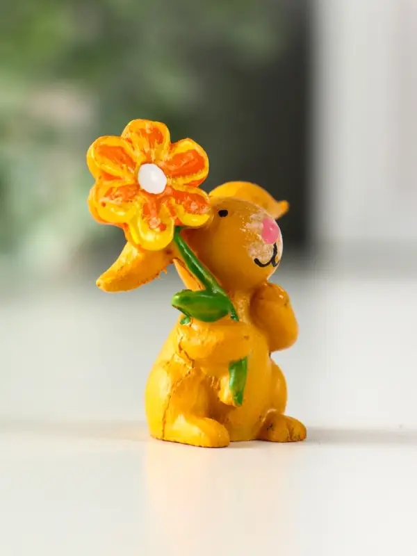 Сувенир полистоун "Заяц с яркой ромашкой" МИКС 2,5х3,8х4,4 см