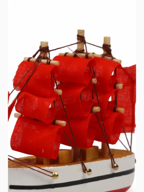 Корабль "Медуза" 10х3х10 см, белый корпус, красные паруса