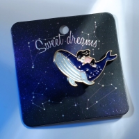 Значок &laquo;Кит&raquo; и малышка, цветной в золоте