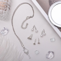 Гарнитур 5 предметов: 4 пары пусет, кулон &laquo;Гимнастка&raquo;, цвет белый в серебре, 40 см