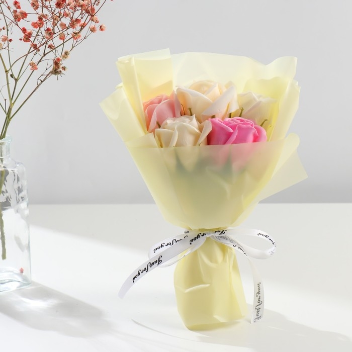 Букет из мыльных лепестков "Розы" в коробке с ручкой 8,5х18х25 см