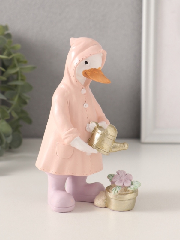 Сувенир полистоун "Утка в дождевике поливает цветок из лейки" 9,5х6х14,5 см
