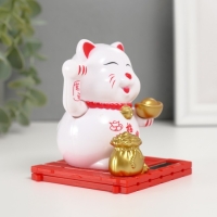 Маятник пластик "Белый Манэки-нэко со слитком Ямб" 8х8х8,5 см