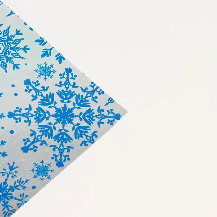 Плёнка упаковочная на Новый год полиграфичная &laquo;Снежинки с узором&raquo;, 100 х 70 см