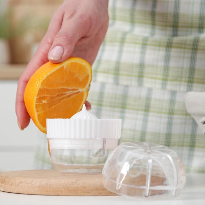 Соковыжималка для цитрусовых с лотком и крышкой Доляна, d=7,5 см, 7&times;7&times;8 см, цвет МИКС